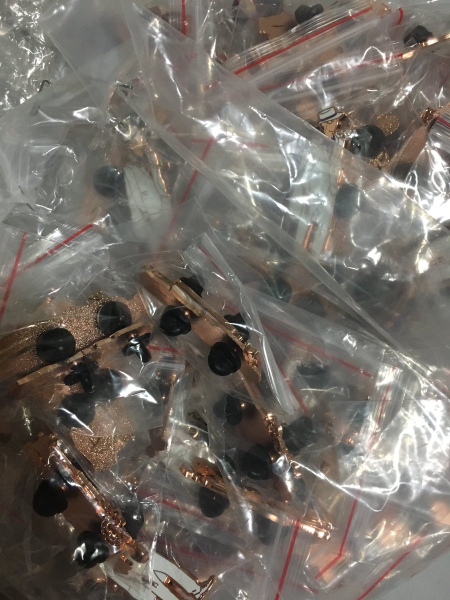 cherrylabx's tweet photo. Pins reached me! I’ll snag a photo tomorrow~~ Currently waiting for the backing cards &amp; freebies. Also, giveaway coming up! Stay tuned 💕 https://t.co/QyusQGEJzG
