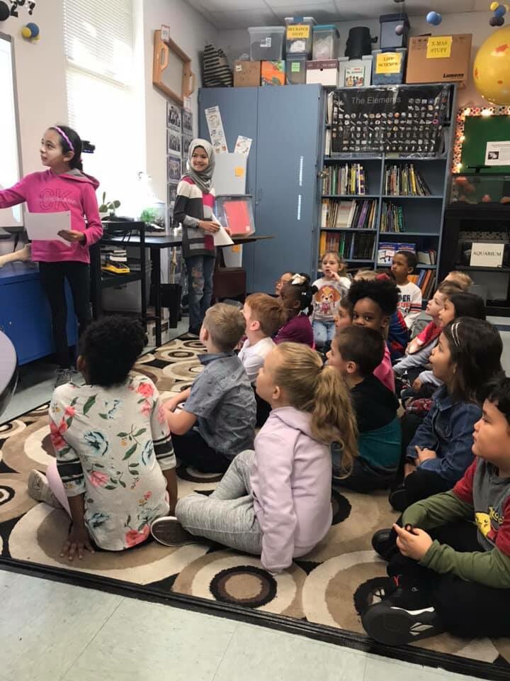 LWalker1973's tweet photo. Fifth Graders giving LIVE weather reports to our Kinder Students. #HuskyPride @bisdhhe @HHEkinder @hhe5th #PineappleChartBenefits https://t.co/f35IbVkRQW