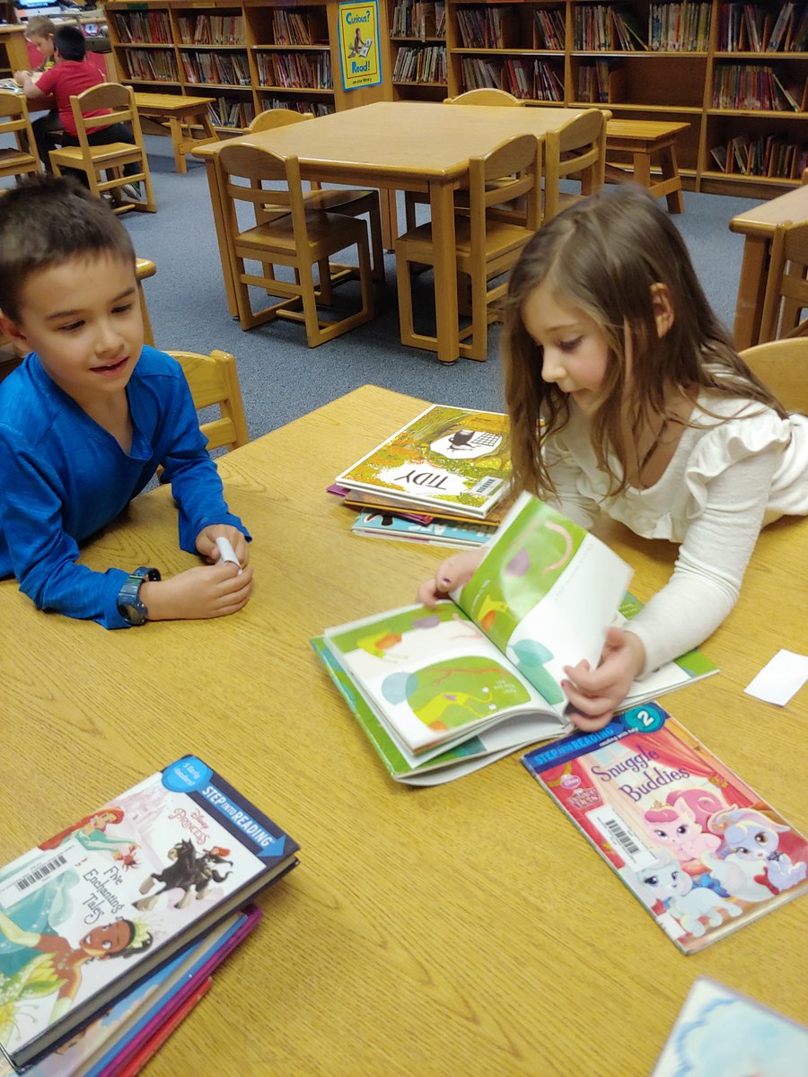 MsSchiffresMVES's tweet photo. These kiddos loved sharing their book choices with a friend today during check out time #MVESteach https://t.co/PTG9VzjtZ2