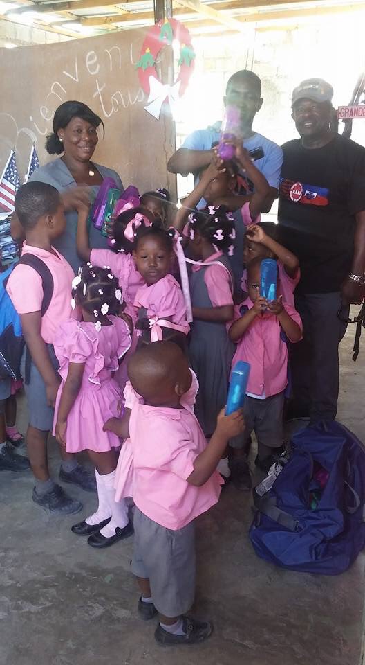 GQL1996's tweet photo. DENTAL & SURVIVAL KITS HAVE ARRIVED FOR THE PEOPLE OF HAITI: GQLinks organized dozens of volunteers and gathered hundreds of items to prepare kits to be delivered to young boys and girls throughout Haiti.
#TheLinksInc
#EALinks
#LinkToLink
#ColgatePalmolive
#BSBF https://t.co/37lleewJwo