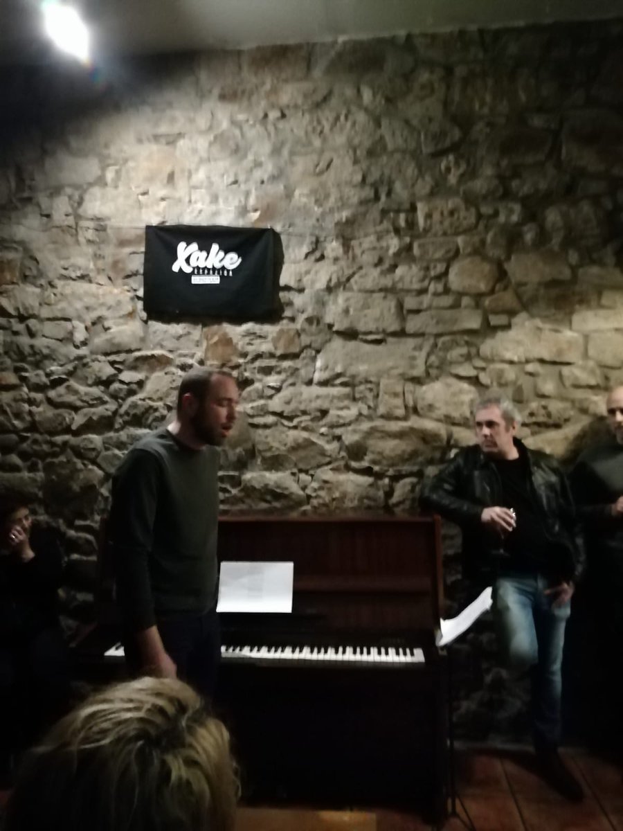 Ibon RG @tiutaka ikusi berri Bilbiko Xake tabernan. Harrituta eta liluratuta. Aspaldiko ildo artistiko -oso euskaldun- baten berrasmazio bikaina, tentsio garaikidez gainezka. Akontezimendua behar luke.
(Argazkia Jerryrena da)