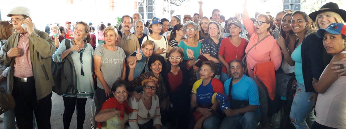 LaAranera's tweet photo. #ComunaApacuana parroquia Leoncio Martínez del municipio Sucre del Estado Bolivariano de Miranda presente en la vigilia en Palacio en defensa de la Patria y nuestro único presidente @NicolasMaduro #SiSePrendeElPeoConMaduroMeResteo https://t.co/nrGCOw503S