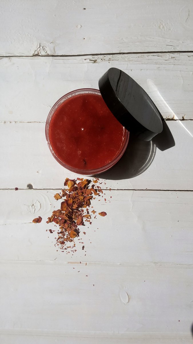 <a href="/akreana_/">Keabetswe🌬</a> Sometimes I get discouraged to retweet other people's businesses on Twitter cause every time I post mine no one ever retweets, but I still retweet cause I mean it's just 'one click' so why not.. anyways I put my heart in to make these products they all cost less than 4k naira.