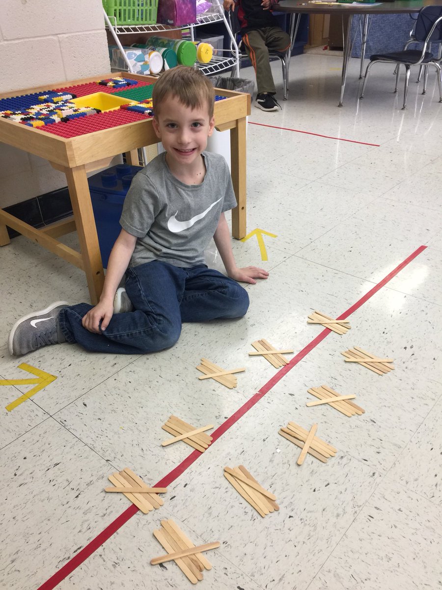 TracyWr16450340's tweet photo. Counting collections in Mrs. Wright’s room. 😊 https://t.co/rYQbR8wLFa