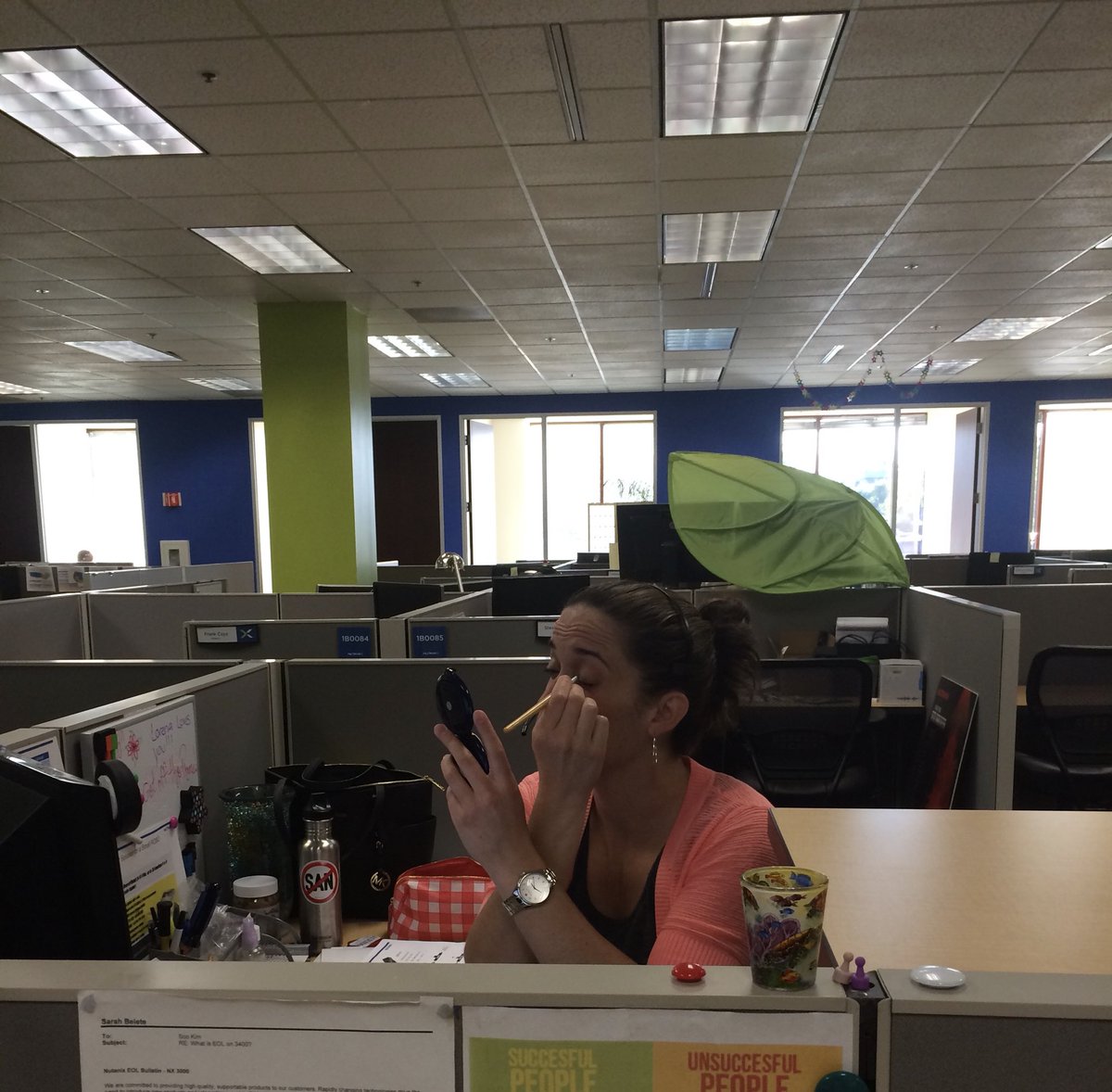 Multitasking at its finest.. on a call &amp; doing her makeup <a href="/laurajordana22/">Laura Jordana</a>  circa 2014 #nutanix