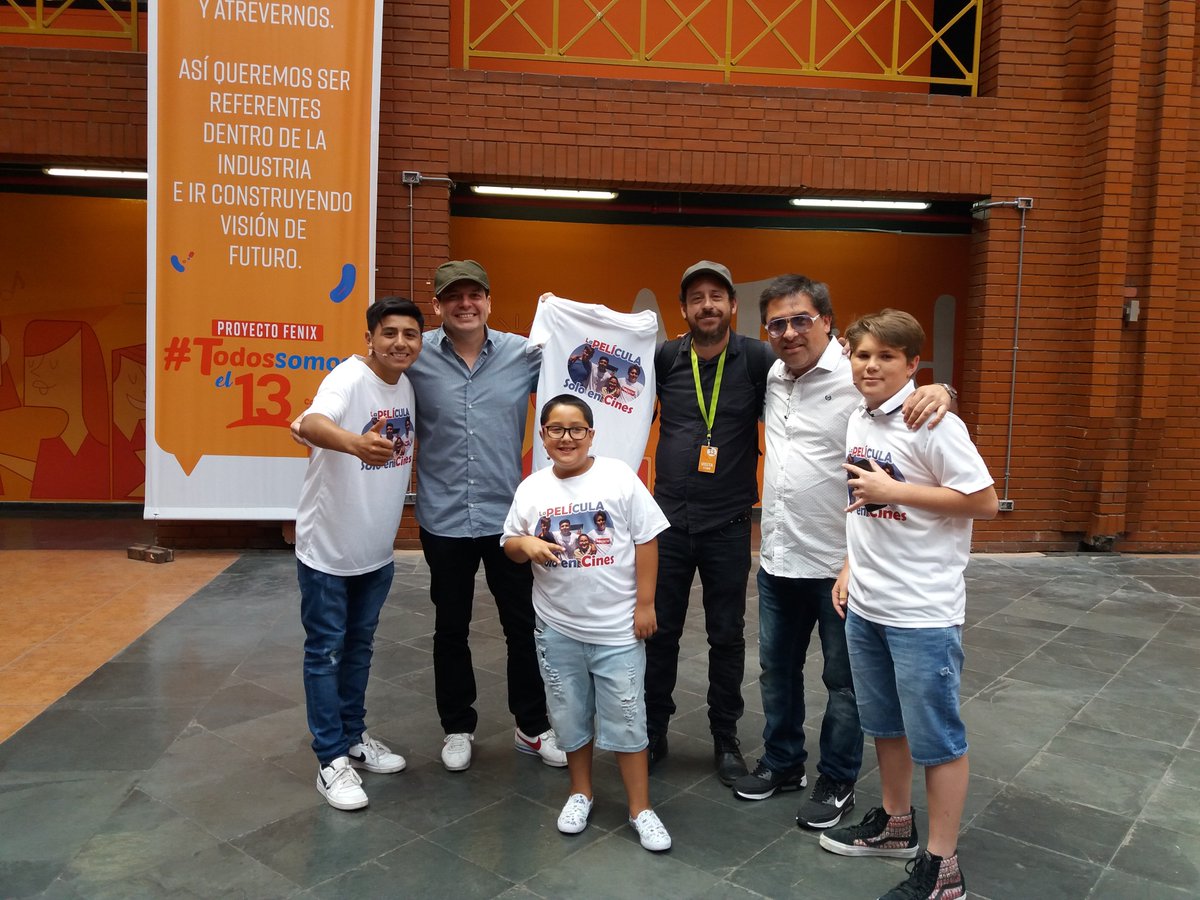 FiebreMedia's tweet photo. @martinrogersc, posa junto a Juan Pablo Navarrete ,productor ejecutivo, Leonardo Peralta, director y tres de los cuatro protagonistas: Eduardo González, Mario Rivas y Renato Barrera #tarro #palo #Chimuelo #amigosinseparables_lapelícula @mauriciojurgensen @ana_josefa @lun https://t.co/nb6lKGe7SJ