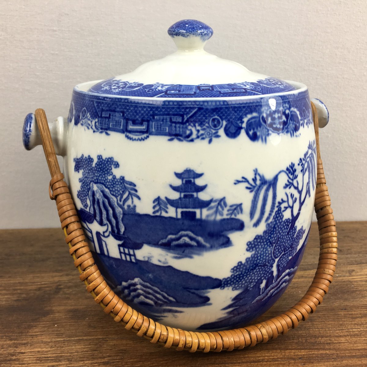 MrPotteryUK's tweet photo. We are in love with this piece! Who doesn't love Old Willow? But this early #AdderleyWare biscuit barrel is a stunning example and complete with wicker handle too!
https://t.co/MutTy7bAZX
#chinamatching #chinamatchingservice #mrpottery #tableware #adderleys #oldwillow https://t.co/TCUx4fffOJ