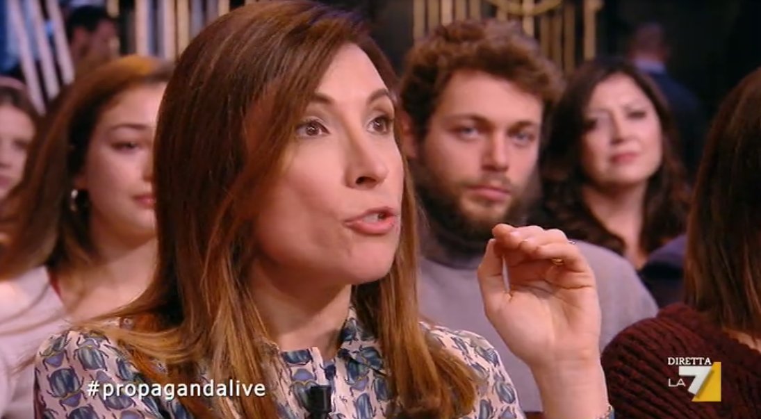 "Adesso lì fuori ci sono 47 persone che non hanno un riparo sulla Sea Watch al largo di Siracusa, ci sono 13 bambini soli. Occorre farli sbarcare al più presto, è impossibile tenere le persone al largo. È inaccettabile." (Carlotta Sami, UNHCR)

#ultimi #propagandalive