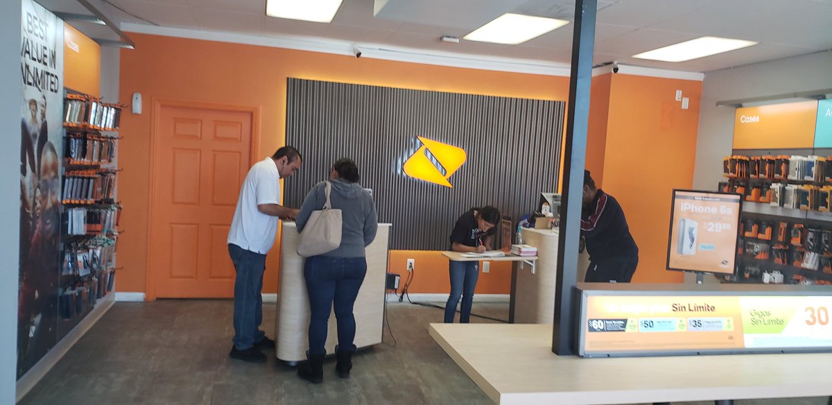 CGuzmanVIP's tweet image. RM Wireless staying busy switching customers over from the competitors! #boostnation @gusito714 @noreen_vip @VIPsalazargomez @Alicia_SPG @TimJamaal @MichaelHarnVIP ready for tax season