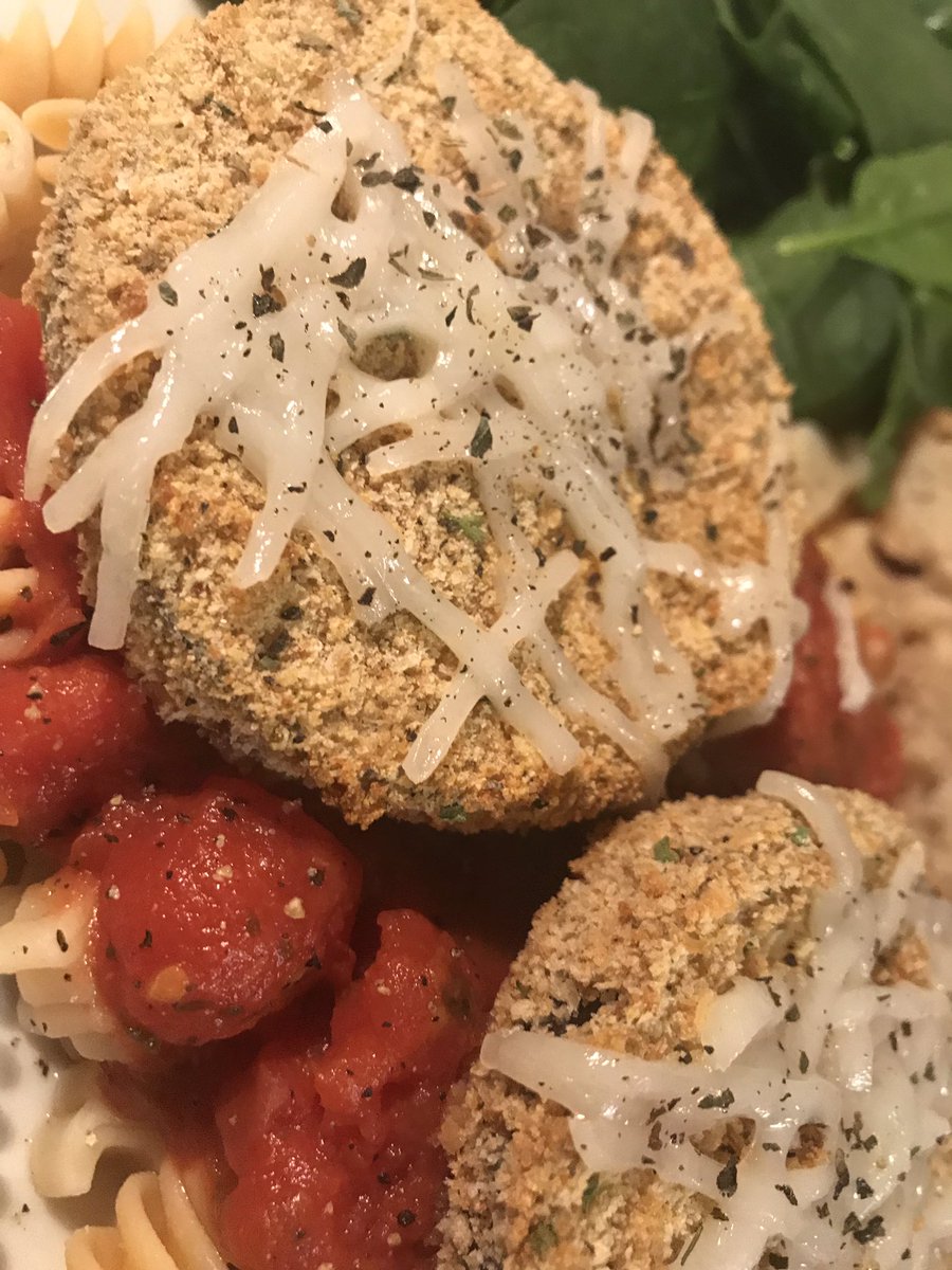 Homemade #vegan #eggplantparmesan with chickpea noodles & olive oil bread! 🍴👌🏻 #plantbased #plantpowered