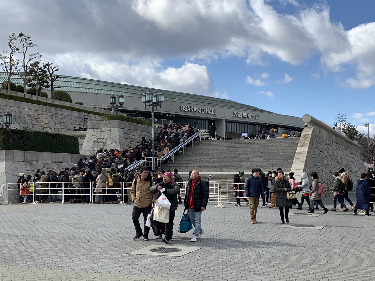 しもちゃん 大阪城ホールに到着 グッズ買いに来るの出遅れたから 列が川沿い折り返している かなりの人数 Llp21 Aiko 大阪城ホール グッズ T Co Clgau9qiou Twitter