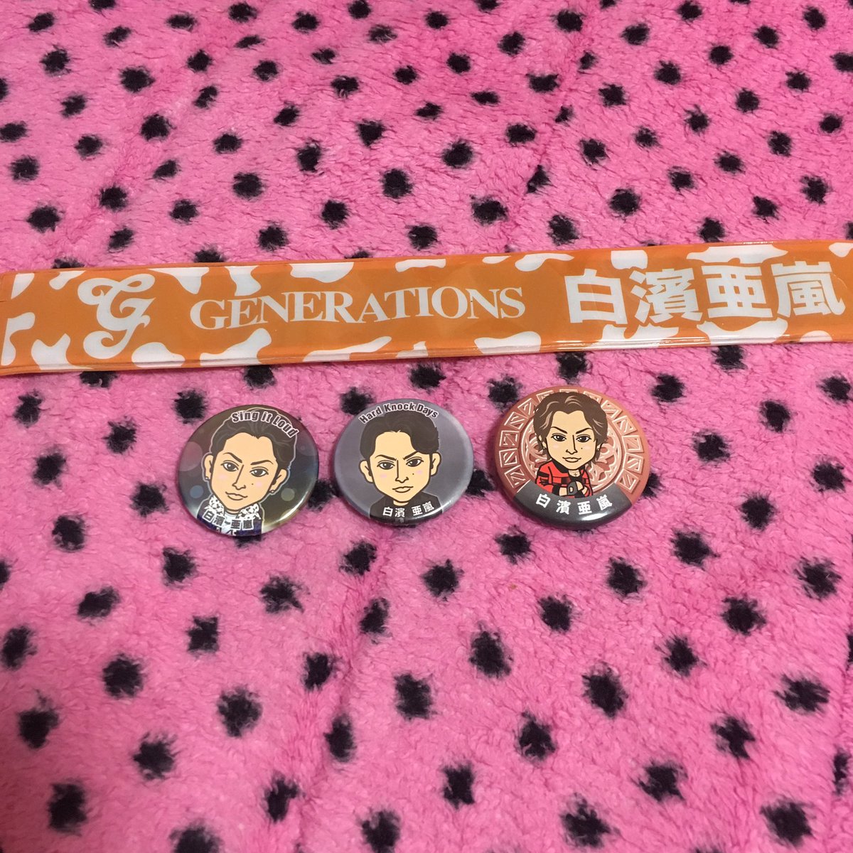 KoF1117's tweet photo. @oxox_oOa 検索から失礼致します😢ファン卒後グッズのお譲り先を探してきて現在残りがこちらの画像だけになっております。4つで1500円で引き取って頂けないでしょうかˊ• ·̭ •̥`？ご検討よろしくお願い致します💦 https://t.co/b3NXxfqNCr