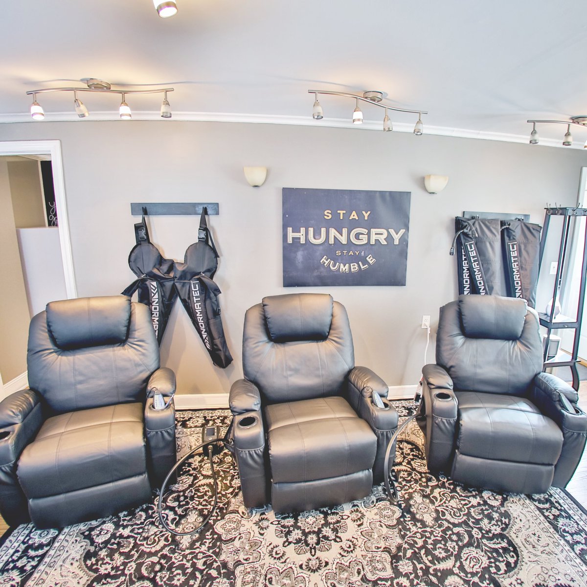 R3RecoveryLab's tweet photo. #PneumaticCompression Sleeves increase your blood flow, reducing recovery time and inflammation! Our recliners are pretty great too. https://t.co/oj0uz0R6Fc