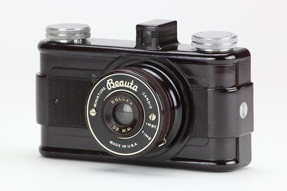 RetroPickers's tweet image. image 0  image 1  image 2  image 3  image 4
Vintage c1940 Beauta Miniature Candid Bakelite Camera w/Original Box - etsy.me/2Rj1aFH