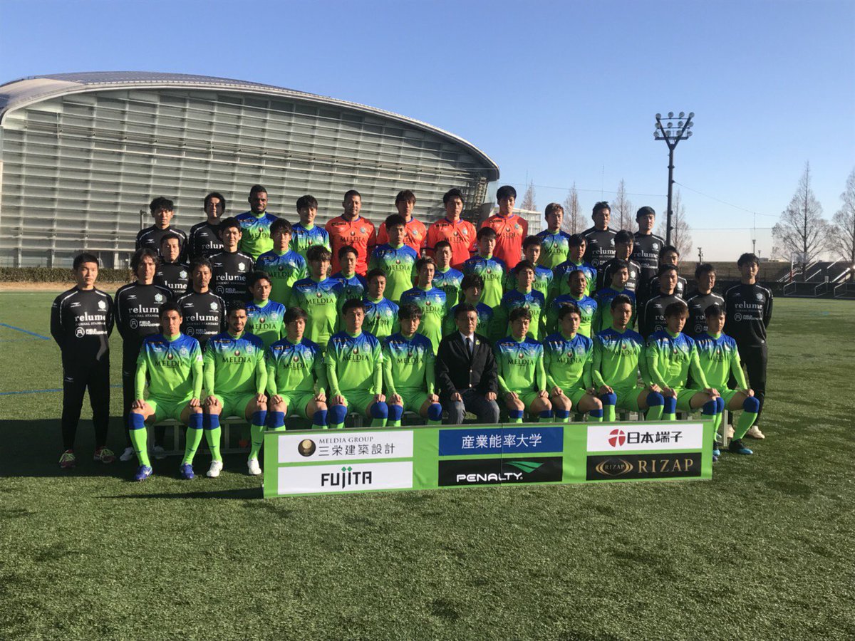 湘南ベルマーレ 集合写真撮影 真顔と笑顔を撮ります やっぱりユニフォーム姿 カッコいいですね Bellmare