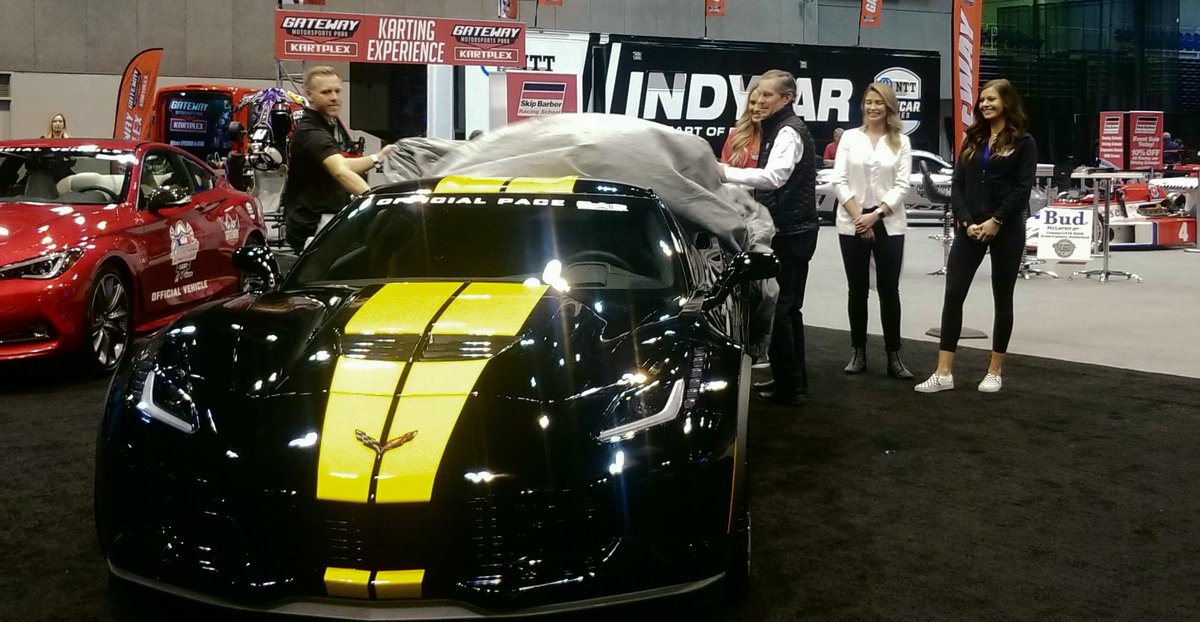 WWTRaceway's tweet photo. .@IndyCar star @edcarpenter20 and Gateway MSP owner and president Curtis Francois unvail the 2019 #Bommarito500 grand marshal's car at the @StLouisAutoShow #ActionistheAttraction #AugustisComing 🏁🏎 https://t.co/XwubbXTUP3