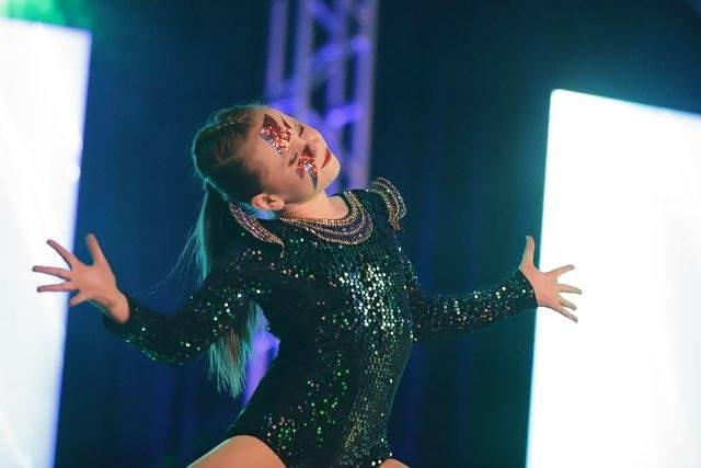 Friday competition vibes 🤗 #DanceConvention #FrameYourFocusTour #BellaMoxi