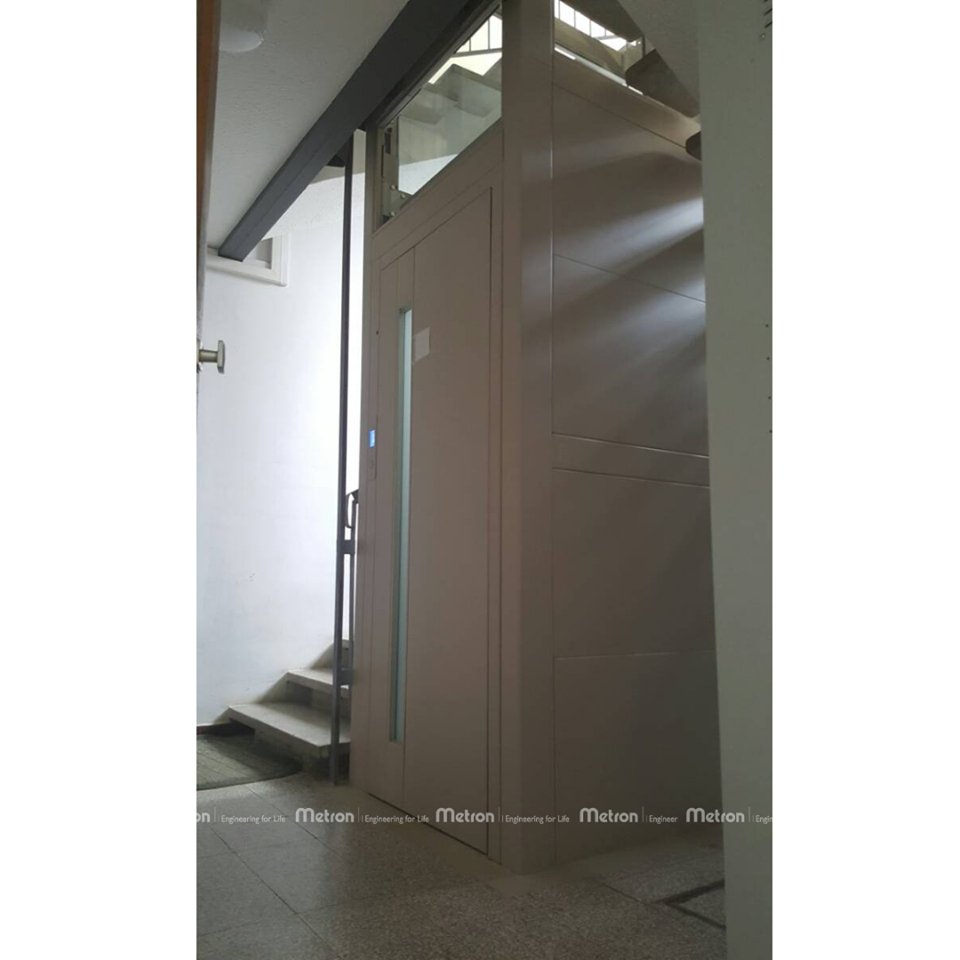 metron_latin's tweet photo. Ascensor hidráulico residencial con foso metálico con vidrio panorámico en medio del núcleo de circulación vertical del edificio (escalera). Este se encuentra ubicado en la ciudad de Zagreb, Croacia.
#engineeringforlife #elevators #noshaft #metallicshaft #metronsa #sm2b https://t.co/OL5Qp1XXei