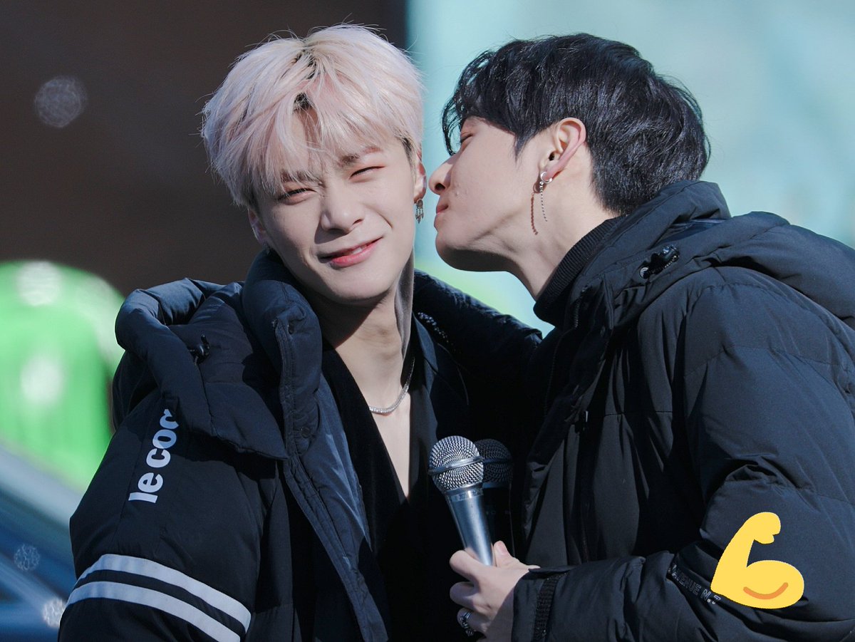 BodyBin_0126's tweet photo. 190126 미니팬미팅 preview

빈이랑 은우랑
빈이 생일 축하 뽀뽀😍

@offclASTRO #문빈 #빈이 #몸빈 #은우 #astro #moonbin #munbin #HappyMoonbinDay https://t.co/ufMtQhqHbj