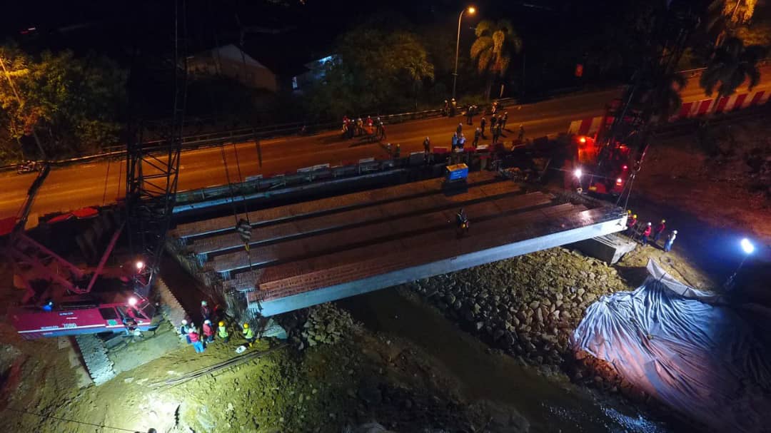 Kerja-kerja launching beam 25m bagi Jambatan Sg. Alor Kedemit, Projek Membina Flyover Wakaf Bharu.
<a href="/CawJalanJKR/">Cawangan Jalan JKR Malaysia</a> 
@tkpinfra 
<a href="/Zulakmal8/">zulakmal</a> 
<a href="/nikburhanuddin/">Nik Burhanuddin</a>