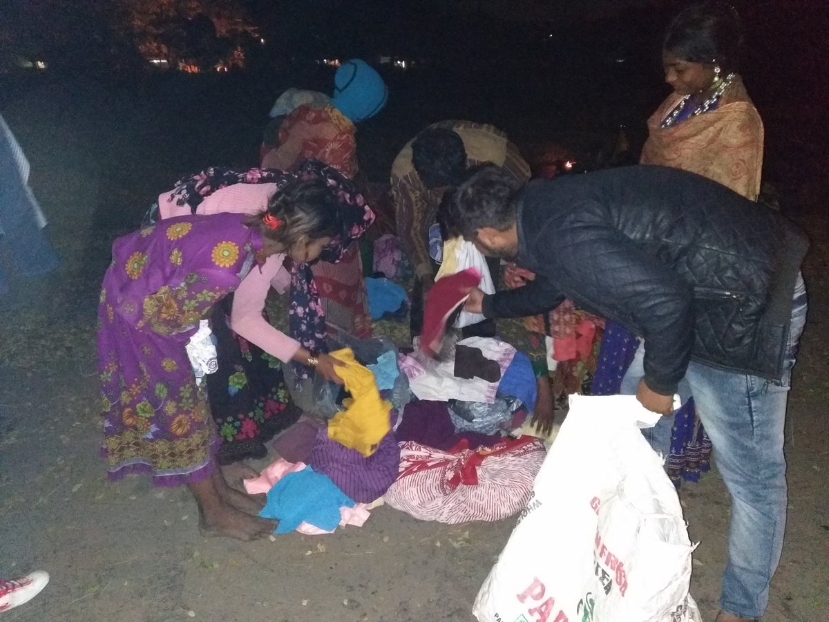 MayIHelpBokaro's tweet photo. दिनांक 24/01/2019 को उनलोगों तक सेवा पहुँचाया गया जहाँ इतने दिनों में किसी की नज़र नहीं गई| ये लोग सड़क किनारे टेन्ट बना कर अपना जीवन गुजर बसर कर रहे है|
#bokaro #ngo #MayIHelpYouFoundation https://t.co/WhzotSuc0I