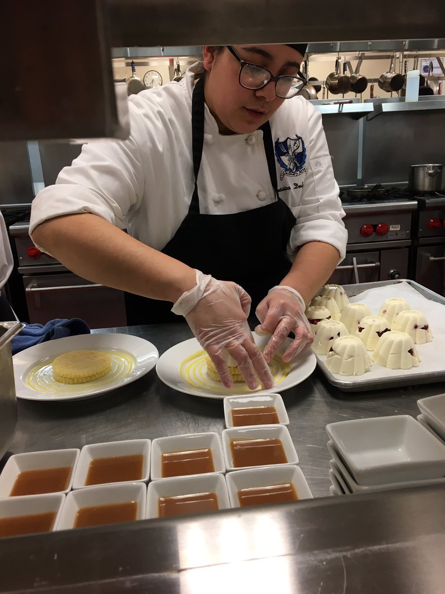 amclainoatc1's tweet image. @OATCRoadrunners finishing the meal with fabulous desserts! Great job tonight! #OATCProud @OlatheCTE