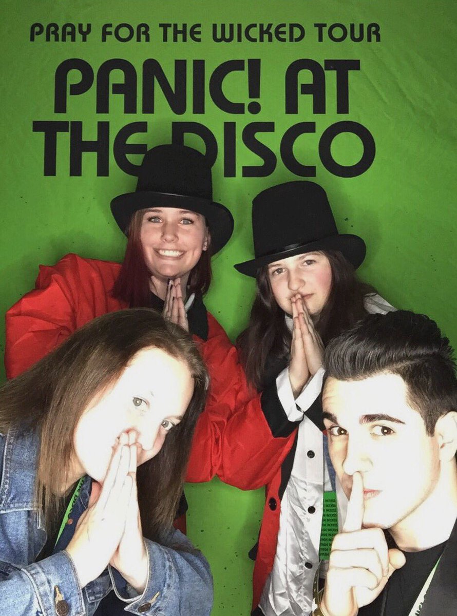 BrookeALash123's tweet photo. we love invading the photobooth https://t.co/ABiE7ocXdD
