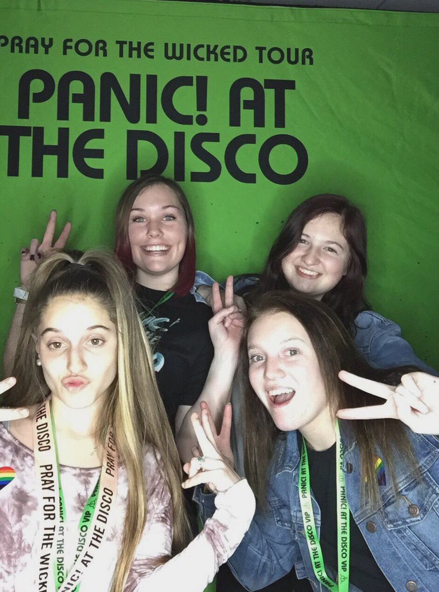 BrookeALash123's tweet photo. we love invading the photobooth https://t.co/ABiE7ocXdD