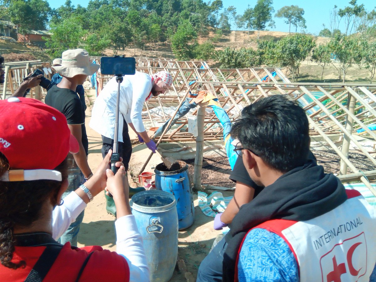 DRKvorOrt's tweet image. #Sampling is one of the crucial points in our work at the #fieldlab thats why we went out to train people on site on sampling methods. We had a lot of fun and produced our second batch of samples. #Labmethods
#Training #IFRC #Poop #Bangladesh
@MayersGennike
@BDRCS1 @Federation