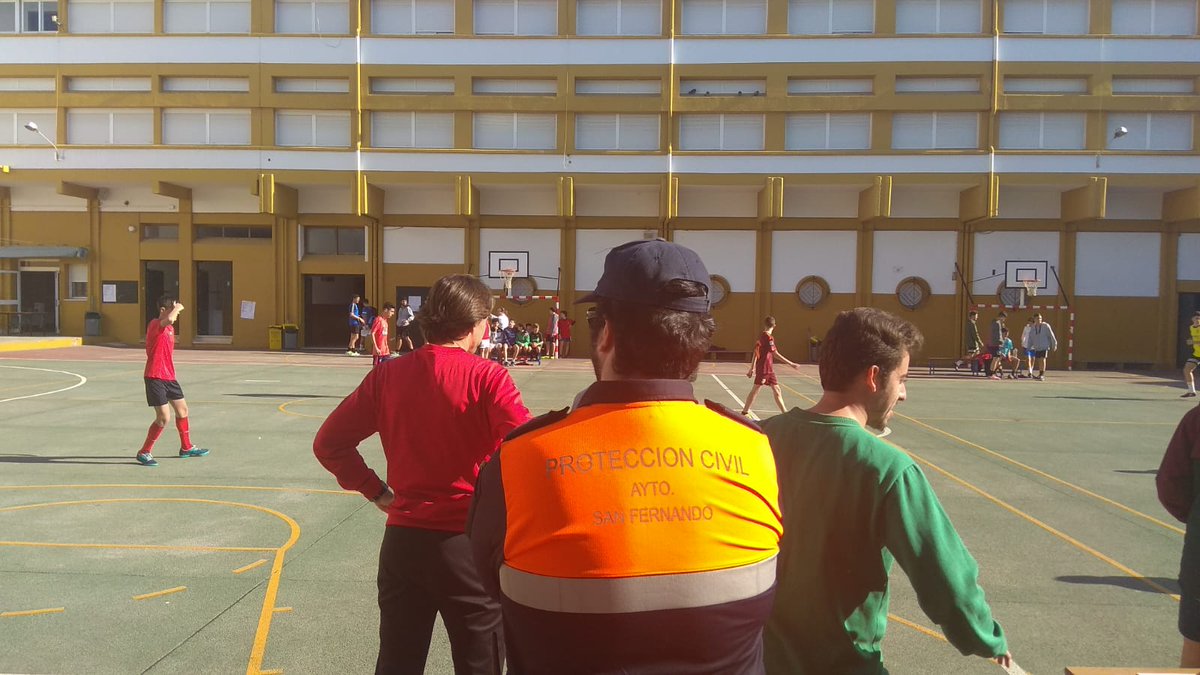 sanfernandopc's tweet photo. Servicio sábado 9 de febrero "Jornadas deportivas" en el Colegio Nuestra Señora del Carmen "Las Carmelitas". Colaboración con 2 voluntarios y 1 coordinador del servicio. #Deporte #SeguridadCiudadana #ProtecciónCivil #SanFernando https://t.co/hMflWgLl8C