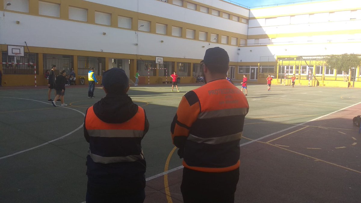 sanfernandopc's tweet photo. Servicio sábado 9 de febrero "Jornadas deportivas" en el Colegio Nuestra Señora del Carmen "Las Carmelitas". Colaboración con 2 voluntarios y 1 coordinador del servicio. #Deporte #SeguridadCiudadana #ProtecciónCivil #SanFernando https://t.co/hMflWgLl8C