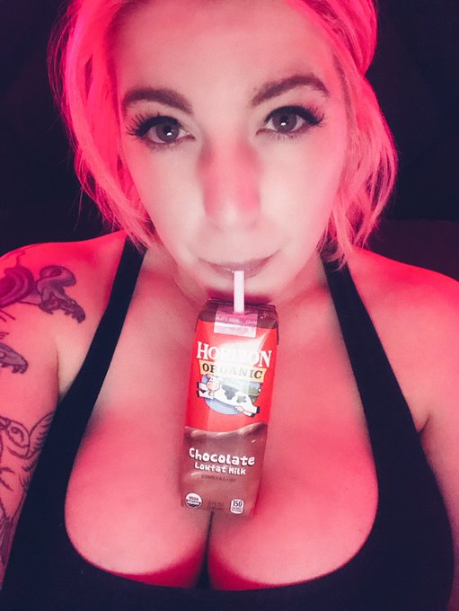 who knew that i came with a built in chocolate milk holder? 🥛🍫 https://t.co/6sVnko7fdC