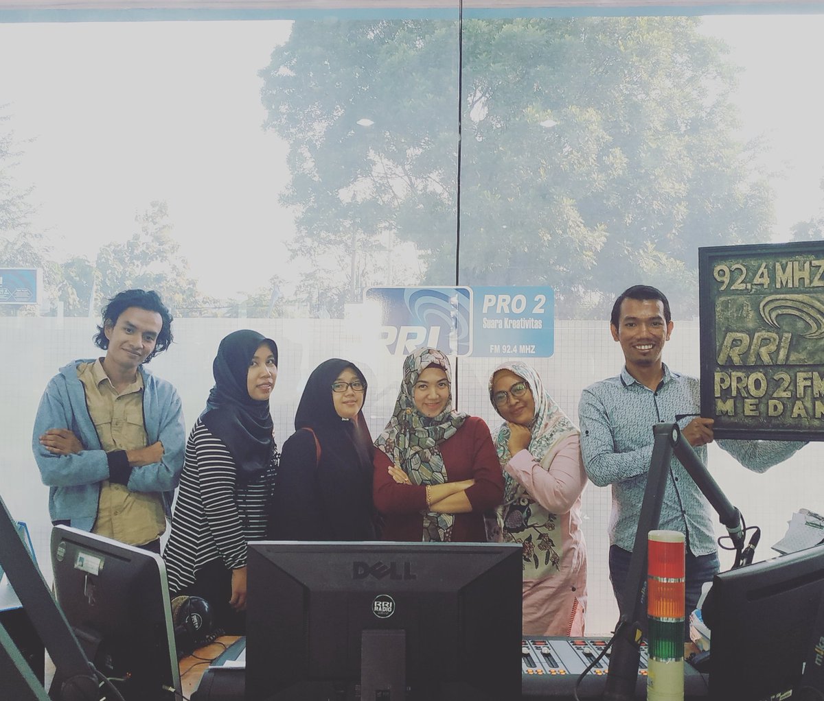zulfiani_desy's tweet image. Terimakasih kesempatan #numpangnampang dari @rripro2medan kita sangat senang cuap cuap serta numpang famous di tempat kalian ahahaha. 
#bloggersumut #bloggerperempuan #rripro2medan #sahabatmedan #shareforcare #writingblog #bloggerindonesia #sahabatkreatif #radiorepublikindonesia