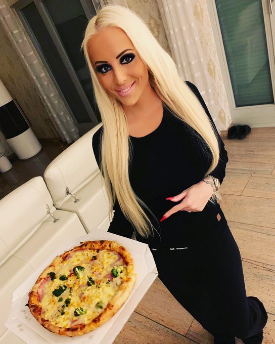 LOGGER IN JOGGER 😜 Bei mir gibts Pizza 🍕 zum Abendessen! Was gibts bei euch? https://t.co/QscSp6DTE7