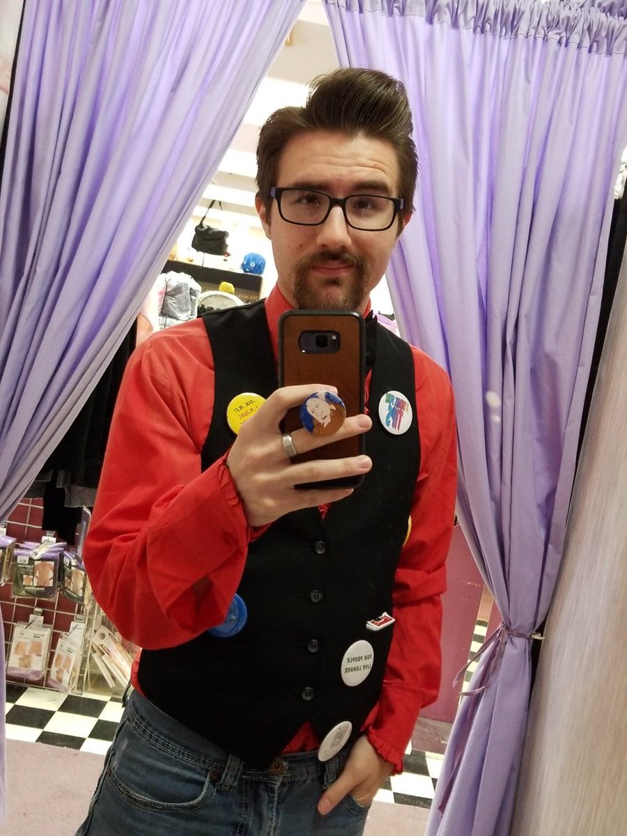 MagicMayHeim's tweet image. Like anyone working at a magic shop. You need the right attire.
#magic #magician #fancy