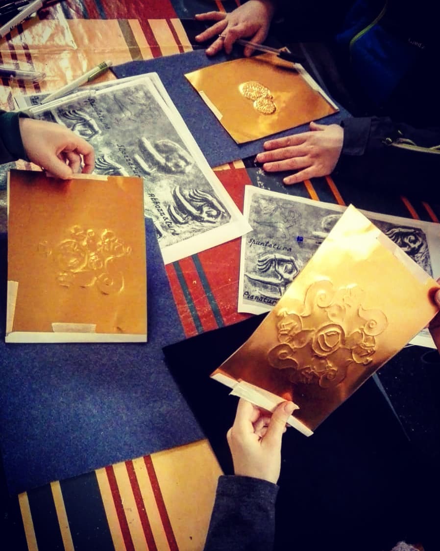 Bel pomeriggio alla scoperta dell'antica tecnica dell #oreficeria in compagnia dell'orafo Andrea Amerighi che ringraziamo di ❤️ per tutte le belle cose che ci ha #insegnato oggi! E bravissimi i nostri #apprendisti di #bottega 💖 Visto che #capolavori?! 😍