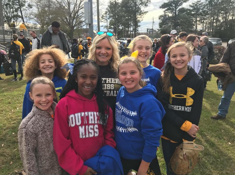 _MrCoachWallace's tweet photo. @dalenah4911 with her very own fan club‼️ #SMTTT #IceThatArm 🦅🥎 https://t.co/GB9SxLg8Hg