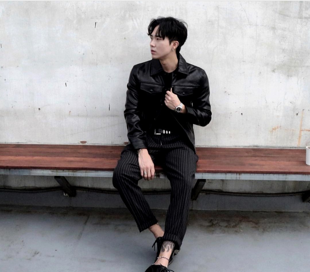 Panie i Panowie. Panowie i Panie. Jestem całkiem miły i ogólnie rzecz biorąc nie gryzę.  A towarzystwo potrzebne mi jest na gwałt.

Za wygadane dusze, mogę oddać majątek.

Zasad z serduszkami i rt tłumaczyć nie będę, bo wiecie co robić. 
(Serce = dm)

A więc zapraszam do siebie.