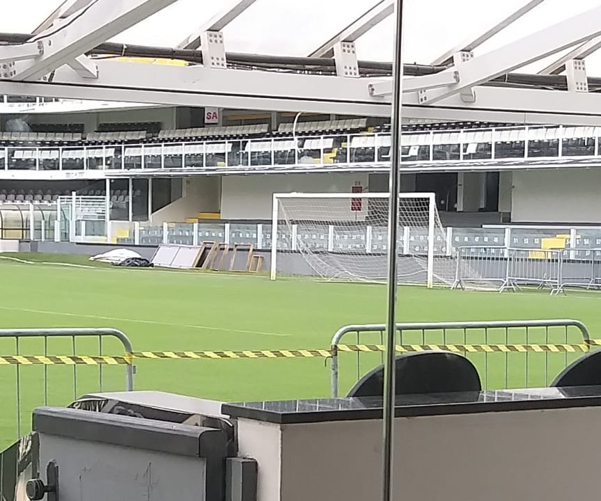 Para alguns, mero detalhe. Para outros, nostalgia e sensação de "raiz". A "rede véu de noiva" está de volta na Vila Belmiro. ❤️
