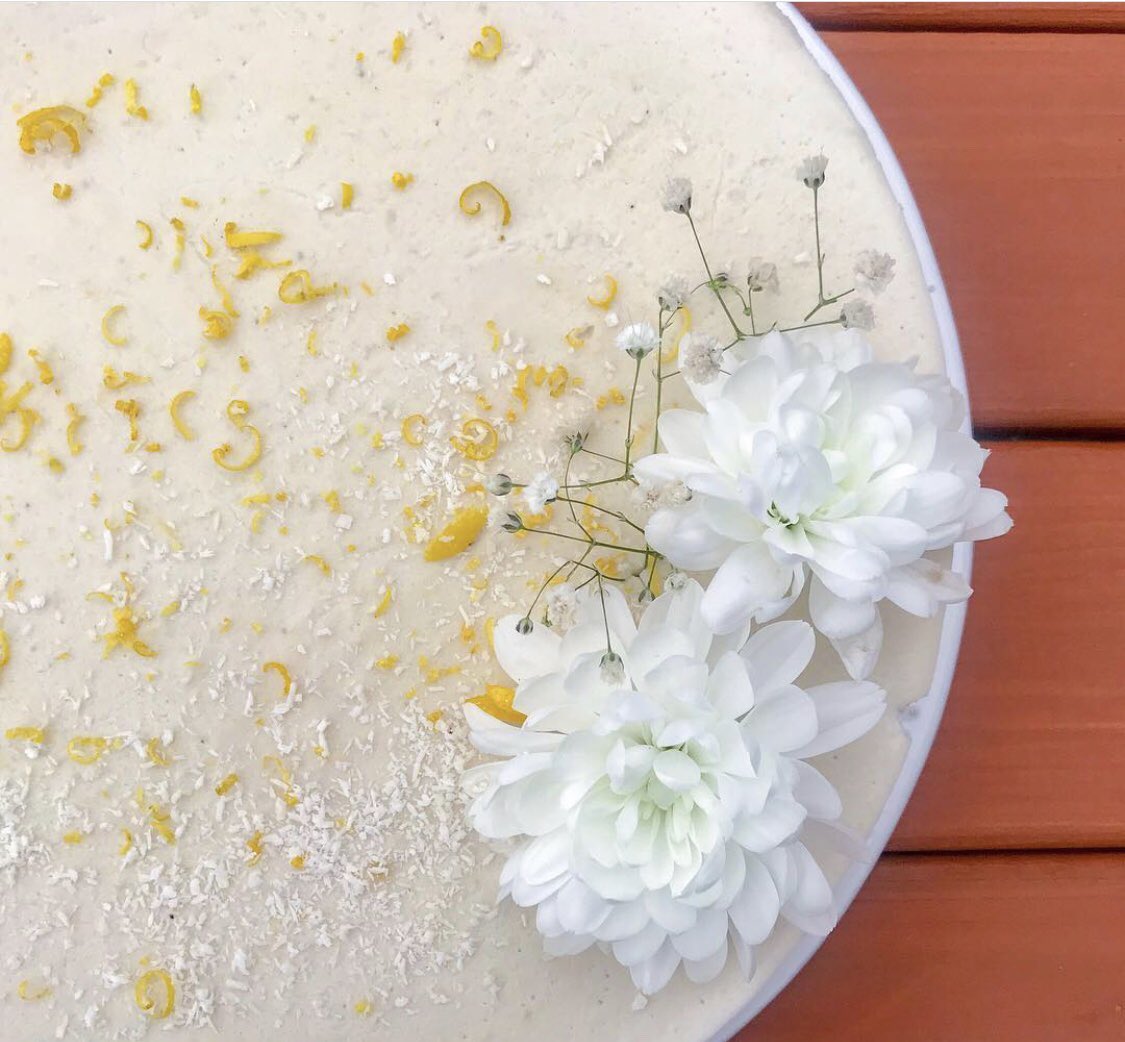 Jeeva_Naturals's tweet photo. No bake Lemon 🍋 #cheescake to kick off the weekend. It looks &amp; tastes sublime. Made with @Jeeva_Naturals #coconutoil &amp; premium #coconutcream 
Recipe here ➡️ https://t.co/KoZqbJph6m
It’s also #glutenfree &amp; #vegan 
#dessertporn #foodphotography 🔥🍋💚🥥 https://t.co/EnhP7U84yv