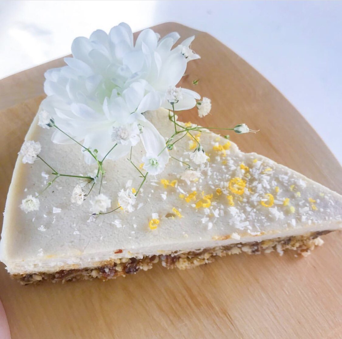 Jeeva_Naturals's tweet photo. No bake Lemon 🍋 #cheescake to kick off the weekend. It looks &amp; tastes sublime. Made with @Jeeva_Naturals #coconutoil &amp; premium #coconutcream 
Recipe here ➡️ https://t.co/KoZqbJph6m
It’s also #glutenfree &amp; #vegan 
#dessertporn #foodphotography 🔥🍋💚🥥 https://t.co/EnhP7U84yv