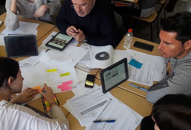 BalmaEducativa's tweet photo. A l'escola @lasallesantceloni  el claustre de primària dedica tot al matí a formació en el centre i li pren el pols, amb instruments tècnics d'anàlisi, a un projecte de la @natibergada . Docents compromesos en aprendre junts a partir de la reflexió compa… https://t.co/T1VBFytzLk https://t.co/z1MNJ4Akt5
