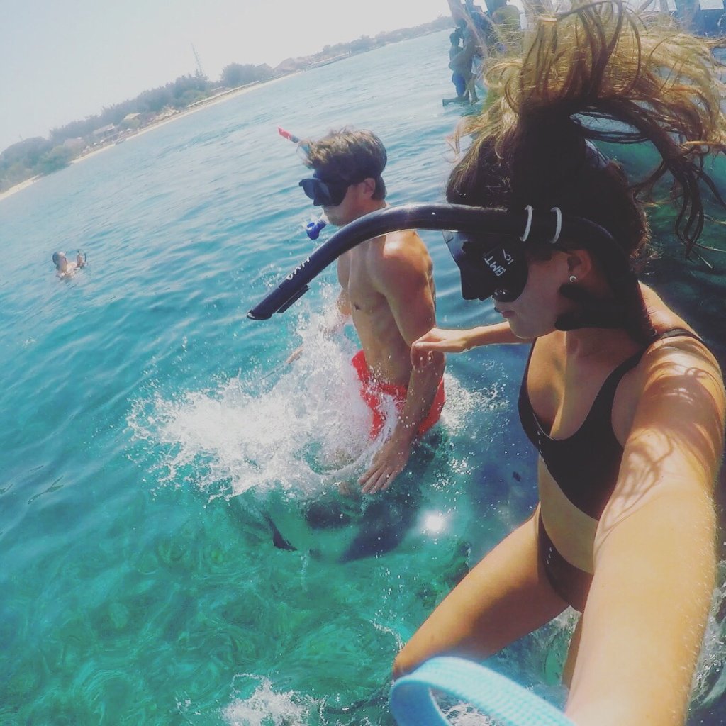 BitchesNBackpac's tweet photo. Something in the Gili Air https://t.co/9WU0DC1tN1 https://t.co/EBoIZbJrES
