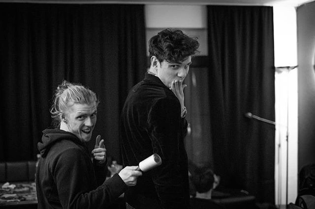 Sweet posen mit @jonas_sched 🙈 Habt ihr schon die String Version von Fight gehört? Der Link ist in meiner Bio 👌
📷: <a href="/sebastian/">sebastian</a>.felsen

#timkamrad #teamkamrad #fight #string #version #love #goodtimes #tour #downandup #album #single bit.ly/2tdPDh2