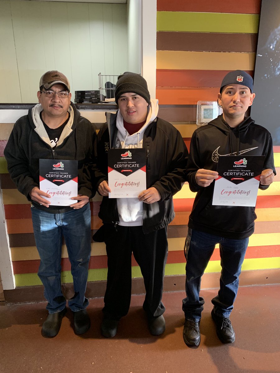 ethandshaffer's tweet photo. Some of our newest HOH trainers receiving their certifications!! #trainthetrainer #firsteggs #chilis #chilislove @ChilisJobs @train3rgirl @KentTaylor10 @amanda3mckinney @rhyman101 @Cgravens1 https://t.co/w3qRqAdIYk
