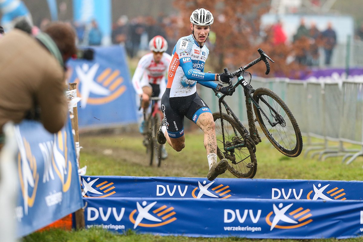 Jammer! <a href="/landerloockx_23/">lander loockx</a> werd de voorbije week ziek en kon zijn leidersplaats in de DVV Trofee niet vasthouden in Lille.creafin-tuvsud.be/nieuws/2019-02… (foto: ©Photopress.be)