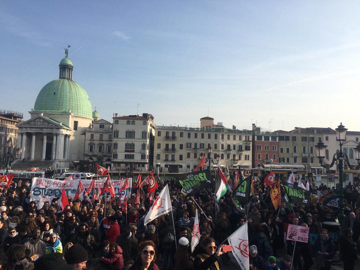 global_project's tweet photo. Al via la terza marcia #SideBySide di #VenetoAccoglie a #Venezia. In tanti e tante insieme per l'umanità, contro le barbarie del #DLSalvini e del razzismo istituzionale. #Indivisibili https://t.co/N0LyjLsJQZ