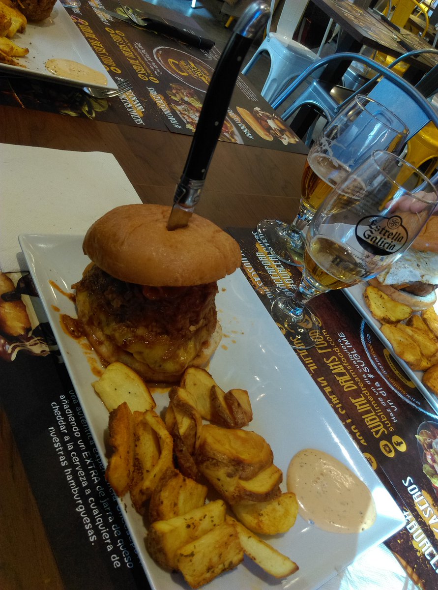 Comiendo una hamburguesa en Mazarron, Murcia.<a href="/maltorres/">Miguel Maldonado</a>
