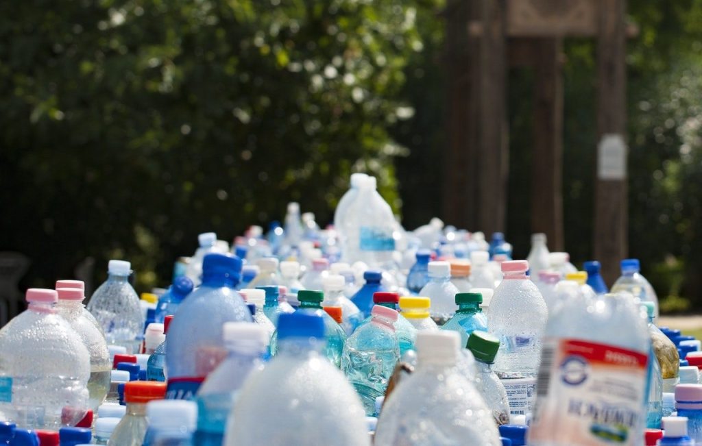 slashgear's tweet photo. New chemical conversion process turns plastic waste into fuel https://t.co/dzeMBYmTxa https://t.co/9MtkpifTy9