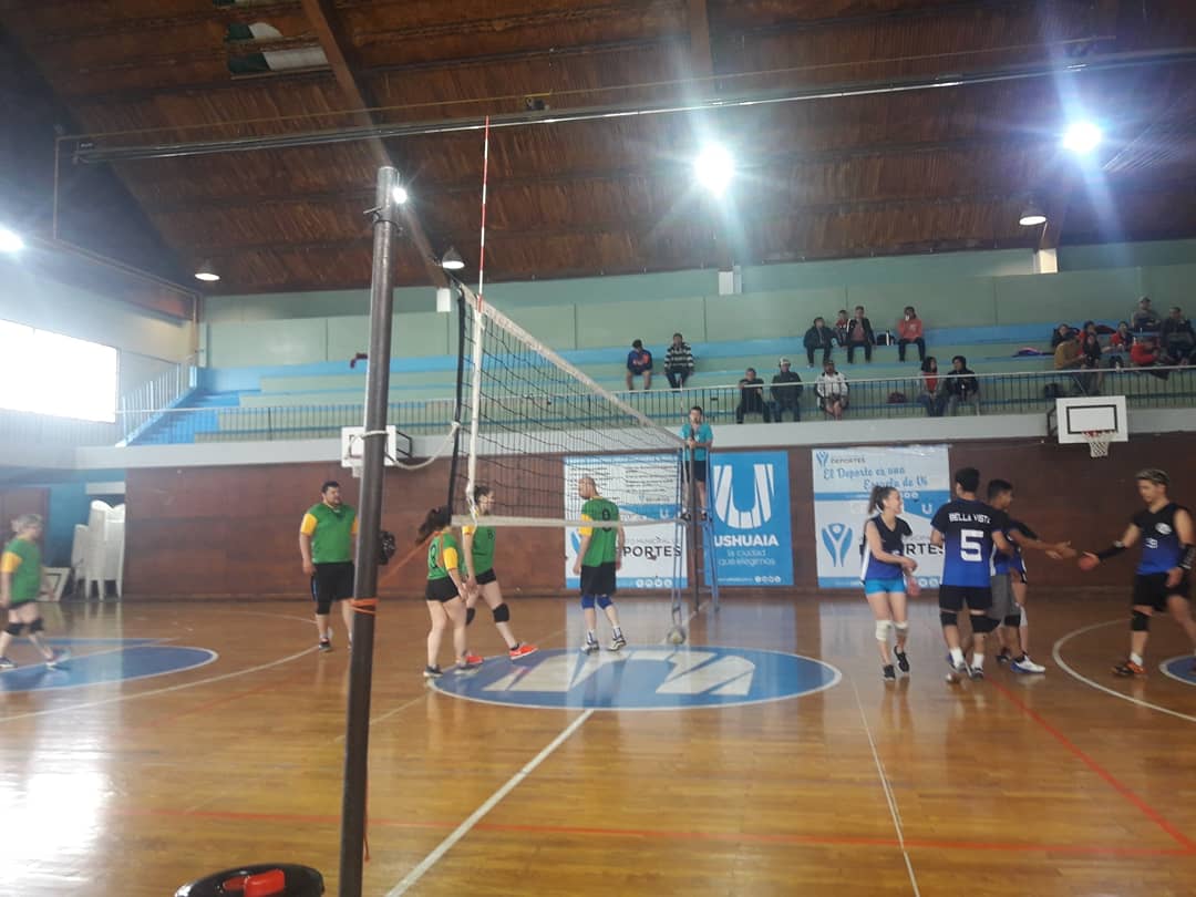ceuntdf_feuf's tweet photo. #TorneoRelampagoDeVoley
#FEUF
Seguimos con el torneo de voley en la cancha 4. Acercate!. https://t.co/WF7k1O9iVa